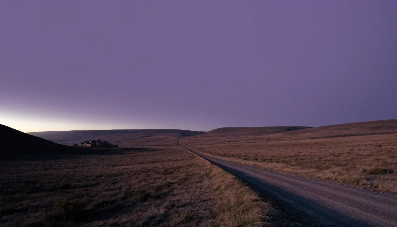 Paisaje de meseta en el interior de España al anochecer con un pueblo pequeño en el horizonte